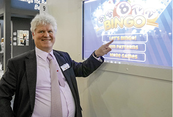 



Peter Reinecke, Geschäftsführer von PR Germany, zeigt sein Kommunikationsglas, das die drei Funktionen Durchsicht, Interaktion und Sichtschutz erlaubt.
