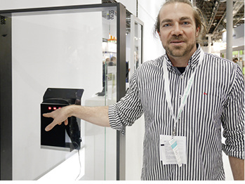 <p>
</p>

<p>
Henrik Karlsson vom Research Institute of Sweden (RISE) präsentierte auf der glasstec ein Glas, das als Lautsprecher fungiert. Die Schalteinheit ist bei diesem Exponat in der Scheibenmitte zu sehen.
</p> - © Foto: Matthias Rehberger / GLASWELT

