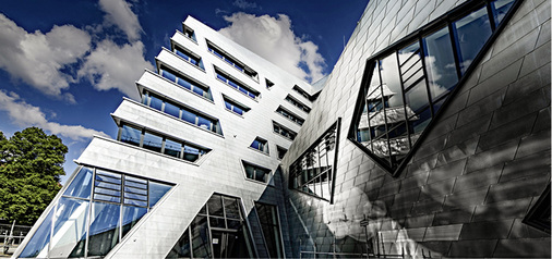 



Der Sonnenschutz für die speziellen Fensterformen des Leuphana Gebäudes wird mit dimmbaren Gläsern erzielt.
