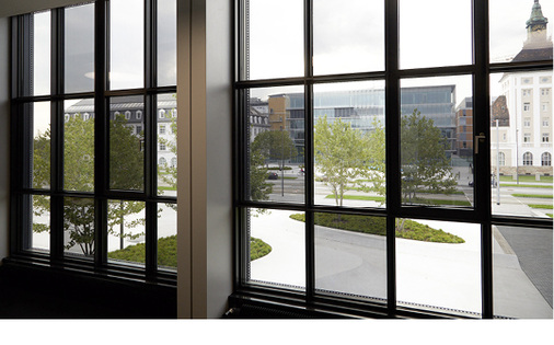 



Die sekundenschnell reagierenden Gläser erlauben auch im verdunkelten Zustand den Blick nach draußen. Dabei lassen sich die Gläser auch unterschiedlich schalten.
