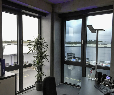 



SageGlass erlaubt, Blendlicht und die solare Hitzeeinstrahlung im Gebäudeinnern zu kontrollieren – wie hier am Beispiel des Heka-Verwaltungsgebäudes (rechts eingeschaltet, links ohne Wirkung). Die Sicht bleibt jederzeit erhalten, die nachhaltige Verglasungslösung senkt die Betriebskosten des Gebäudes, weil Klima- und Beleuchtungskosten reduziert werden. 
