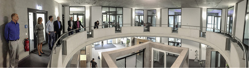 



Im neuen Verwaltungsgebäude ist auch eine moderne Musterausstellung untergebracht. 

