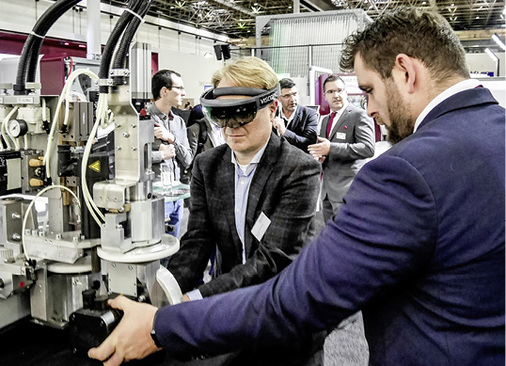 <p>
GLASWELT-Redakteur Matthias Rehberger wechselt mithilfe einer Augmented Reality Brille bei Lisec ein Schleifrad.
</p>

<p>
</p> - © Foto: GLASWELT

