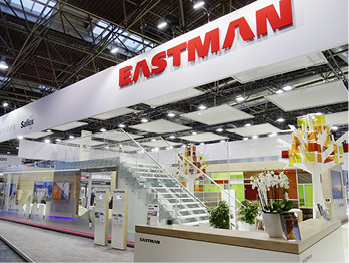 



Der Eastman-Stand mit der XXL-VSG-Scheibe (links)
