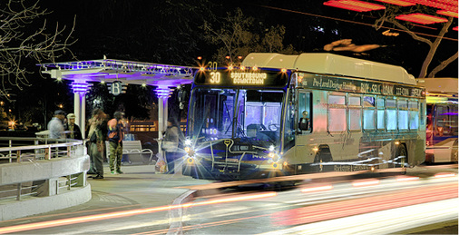 



Das für die Bushaltestellen in Fresno verwendete VSG bietet Schutz von Wetter und Sonne und schaffen zugleich einen ansprechenden Aufenthaltsbereich für Wartende.
