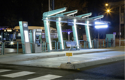 



Die Haltestelle ist mit Bänken, Abfallbehältern, Überdachung, einem Fahrkartenautomat und einer Echtzeit-Fahrplaninformation ausgestattet.
