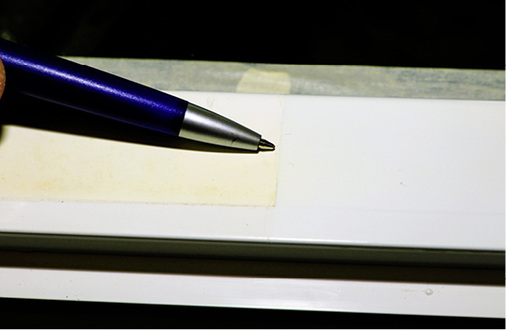 



Nur durch Abschleifen der Oberfläche, bzw. durch ein abrasives Säubern der Profile können die betroffenen Fenster gereinigt werden.
