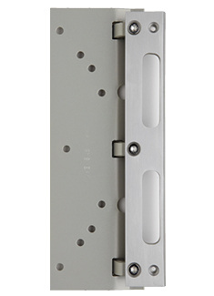 



Die mit Stahllappen und vollflächiger Verschraubung versehenen Sicherheitsschließbleche von Basys für die Zarge sind nachrüstbar.
