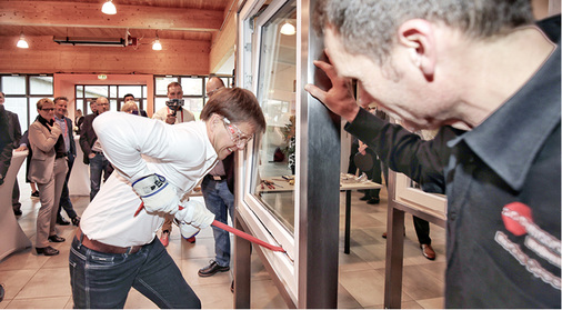 



GLASWELT-Chefredakteur Daniel Mund versuchte sich anlässlich des Fachpressetages am neuen Roto NX-Beschlag als Einbrecher. Mit Schraubendreher, Keil und sogar Kuhfuss bewaffnet wurde der Versuch allerdings nach 5 Minuten abgebrochen – eine Einbrecherkarriere wird nicht angestrebt. 
