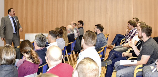 



Jürgen Sieber zeigte, was die Hunnen mit der Schwellenhöhe zu tun haben: 926 wurde eine „Deutsche Burgenbauverordnung“ erlassen, zum Schutz vor Reitervölkern.
