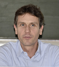 



Bernhard Elias: „Farbige PVC-Profile bedürfen besonderer Aufmerksamkeit bei der Planung und Ausführung.“
