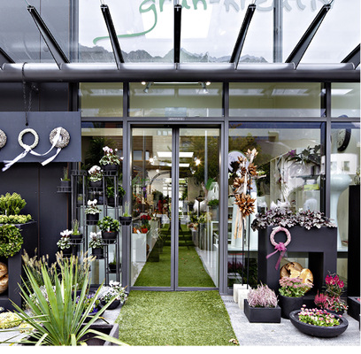 



Mit schlanken Profilkonstruktionen aus Stahl und großflächigen Gläsern lassen die Schiebekonstruktionen viel Licht in die Räume fließen.
