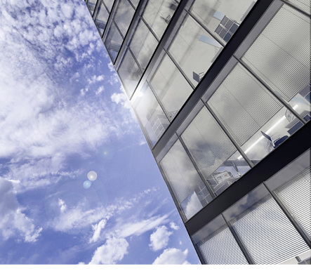 



Das Isolierglas ISOshade mit werkseitig integriertem Sonnenschutz eignet sich optimal für den Einsatz in Hochhausfassaden.
