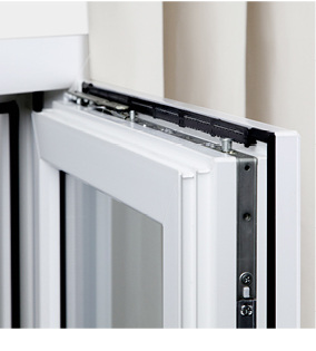 



Der neu entwickelte arimeo Fensterfalzlüfter sitzt in Idealposition oben quer.
