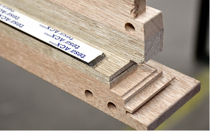 



Bei dem neuartigen Holz-Alu-System wird das Isolierglas stoffschlüssig mit dem unlackierten Fensterholz verbunden.
