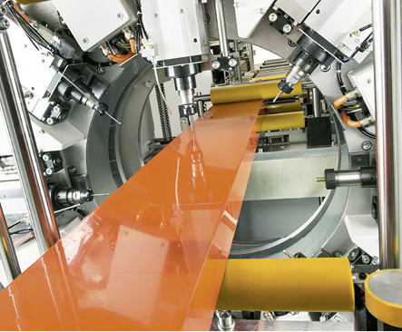 



Für mehr Flexibilität: Im Bearbeitungsmodul können durch die vier einsetzbaren Frässpindeln Profile unter jedem beliebigen Winkel zwischen 0 und 360° bearbeitet werden.
