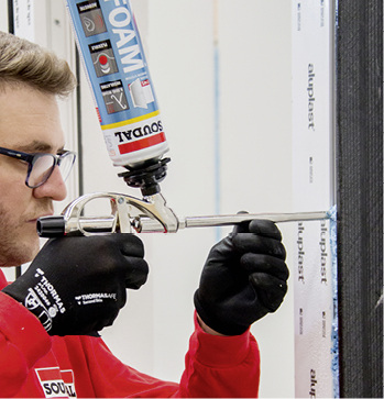 



Mit den RAL-geprüften SWS-Systemkomponenten kann der komplette Montagerahmen verklebt und gleichzeitig abgedichtet werden. 
