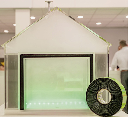 



Thema Luftdichtheit nach EU-Gebäuderichtlinie: Das Demonstrationshäuschen ist innen voller Rauch – nach außen dringt dank perfekt abgedichteter Fugen nichts. 
