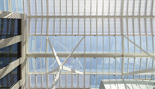 <p>
</p>

<p>
Im „Docks“-Gebäude in Brüssel erzielt das hochselektive „ipasol neutral 70/37“ maximale Transparenz und effektiven Sonnenschutz.
</p> - © Foto: AGC Interpane

