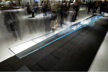 



Eine Wippe ganz aus Glas, 10 m lang und je Seite mit 150 Kilogramm belastbar, symbolisiert in ästhetischer Vollendung die Möglichkeiten, die sedak-Glas im konstruktiven Bau eröffnet.
