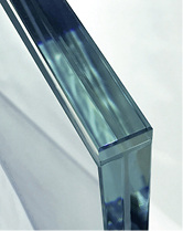 



So geht der absolut plane Abschluss von Glasbrüstungen: mit einem extrem dünnen, an den Seiten hochpolierten und auflaminierten Glas.
