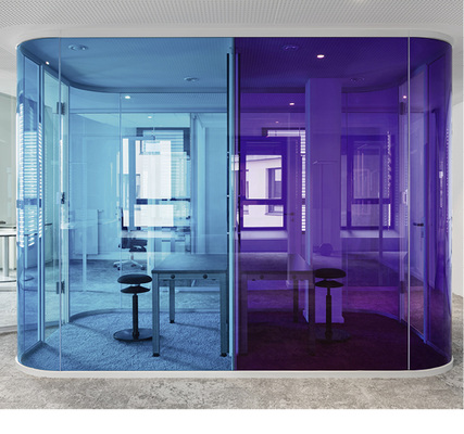 <p>
</p>

<p>
Bunt getönte Glasflächen als Trennwände für Büros liegen im Trend. Hierzu lädt feco die Messebesucher ein, die positive Wirkung farbiger Glaswände live zu erleben. 
</p> - © Foto: Nikolay Kazakov, Karlsruhe

