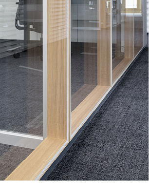 



Diese als Structural-Glazing-Konstruktion ausgeführte gläserne Trennwand ist mit Echtholz im SZR ausgestattet. Die 105 mm dicke Doppelverglasung erreicht je nach Glasart Schalldämmprüfwerte von bis zu Rw,P = 47 dB. 
