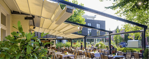
Allwetterschutz nennt Lucas Outdoor seine Pergola-Markisen und bietet neben dem Privatbereich vor allem großflächige Lösungen für die Gastronomie an.



