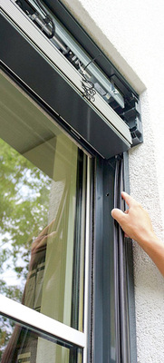 
Die Führung des optionalen Insektenschutzrollos ist durch die werkseitige Vormontage bereits gegeben.



