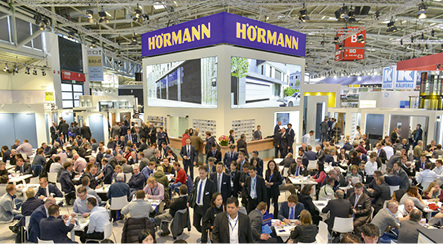 



2017 herrschte großer Andrang auf dem BAU-Messestand von Hörmann. 2019 möchte man mit seiner bislang größten Präsentation und erneut zahlreichen Innovationen an den Erfolg der Vorjahre anknüpfen.
