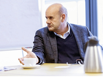 



Peter Mursall ist durch einen Freund auf die luftreinigende Glasinnovation durch nanoenergy gestoßen.
