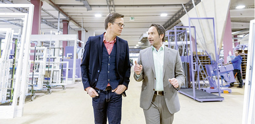 



Jürgen Hartrampf erläutert Chefredakteur Daniel Mund die Produktionsabläufe innerhalb der Fensterfertigung.
