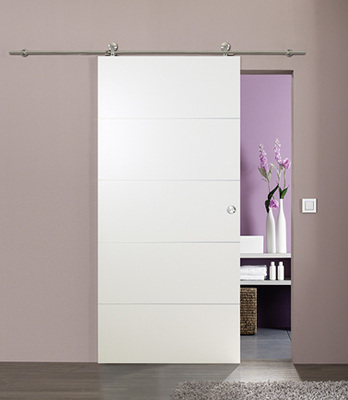 



Die Schiebetür Edelstahl wird „vor der Wand laufend“ eingesetzt, hier mit dem Türblatt Venetia 2910-3. 
