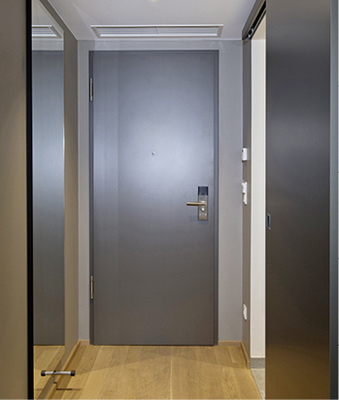 <p>
</p>

<p>
Diese Zimmereingangstür wurde als Komplett-Element „Die Hoteltür“ geliefert: Zarge, Türblatt und Beschläge aus einer Hand. Zudem erfüllen die eingebauten Türelemente meist Rauch- und Brandschutzregeln.
</p> - © Foto: BOS

