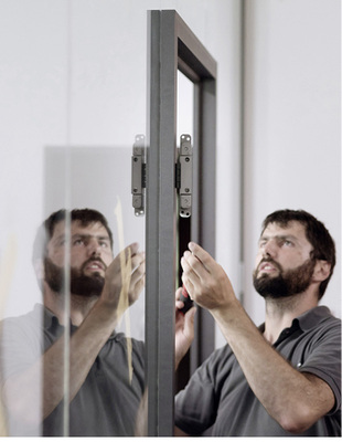
Mit dem Pivota DX Glass kann die verborgene Bandtechnik nun auch bei Glastüren eingesetzt werden.



