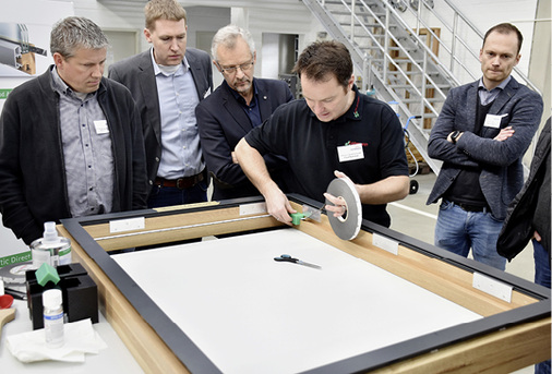 
Workshop zum „Über-die-Schulter-Schauen“ – hier wurde gezeigt, wie ein geklebtes RC 3-Fenster produziert wird.



