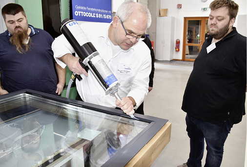 



Für eine RC 3-Glasanbindung kommt 2K-Silikon-Kleb- und Dichtstoff von Otto-Chemie zum Einsatz.
