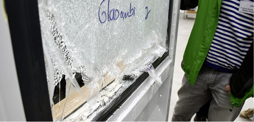 



Zum Finale der Tagung wurde schließlich das Demonstrationsobjekt spektakulär zerstört: Dabei galt es, das Fenster mit Kuhfuß, Schraubendreher und Co. zu traktieren. Die professionellen Einbruchssimulanten scheiterten an der RC 3-Konstruktion – innerhalb der vorgegebenen 5 Minuten Angriffszeit konnte das Fenster nicht überwunden werden. Lediglich die Verbindung der VSG-Scheibe mit dem Randverbund gab nach.
