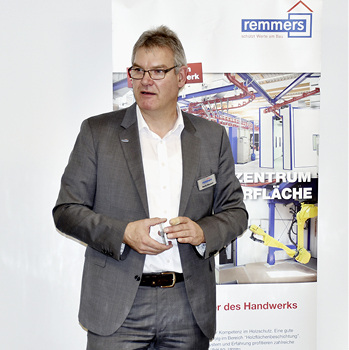 



Martin Wiesmann, Remmers-Bereichsleiter RTS Remmers Technik Service Industrie, Geschäftsbereich Holzfarben und Lacke erläutert im Workshop, was es bei der Umsetzung zu beachten gilt.
