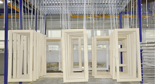 <p>
</p>

<p>
In Wiener Neustadt sollen in der Endstufe jährlich 20 000 Holzfenstereinheiten produziert werden. Zu einer (noch) wirtschaftlicheren Fertigung trägt auch die Nutzung des individuellen „Roto Lean“-Programmes bei.
</p> - © Foto: H & W Holzfensterproduktion / Roto

