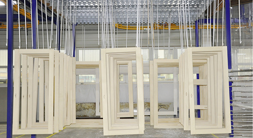



In Wiener Neustadt sollen in der Endstufe jährlich 20 000 Holzfenstereinheiten produziert werden. Zu einer (noch) wirtschaftlicheren Fertigung trägt auch die Nutzung des individuellen „Roto Lean“-Programmes bei.
