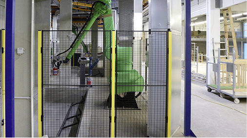 



Seit Anfang 2018 setzen die beiden österreichischen Familienunternehmen Hrachowina und Weinzetl ihre Qualitätsmaxime bei der Produktion von Holz-fenstern gemeinsam um. Dafür investierten sie in den Hallenbau und die Anschaffung moderner Anlagen knapp 3 Mio. Euro. Das Foto zeigt einen Lackierroboter.
