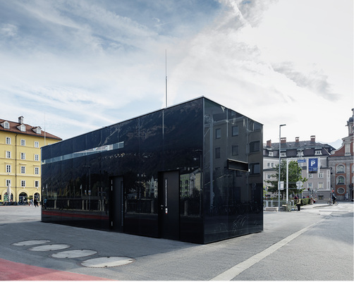 



Da das Pumpwerk auf einem öffentlichen Platz steht, besteht eine erhöhte Gefahr, dass die Fassade beschädigt wird. Vor diesem Hintergrund bestehen die 4670 × 1425 mm großen Fassadengläser aus VSG mit TVG als Basisglas.
