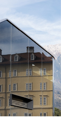 



Spiegelt sich in der Glasfassade die umgebende Bebauung, „verschwindet“ der Glasbau für den Betrachter.
