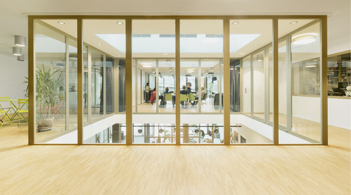 
Brandschutzverglasungen sind vor allen Dingen in Gebäudeinnenbereichen im Rahmen des passiven baulichen Brandschutzes zu finden, d. h. überwiegend in nicht tragenden inneren Wänden.



