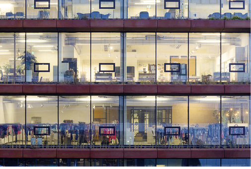 



Raumhohe Fassadenscheiben prägen auch die Außenerscheinung der Fassade.
