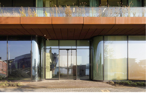 



Auch der Sockelbereich des Geschäfts- und Bürobaus besitzt großformatige Gläser.
