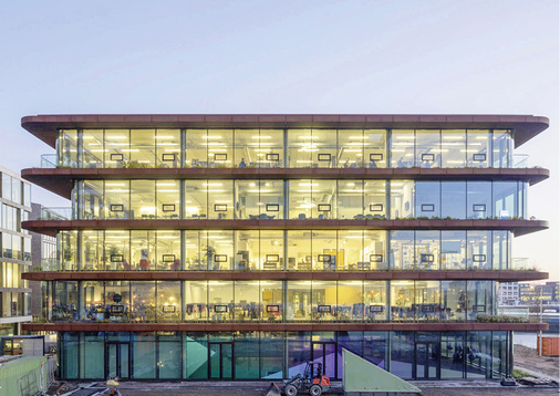 



Der Neubau eröffnet den Gebäudenutzern einen beeindruckenden Blick direkt von ihrem Arbeitsplatz auf das Hafengelände von Amsterdam.
