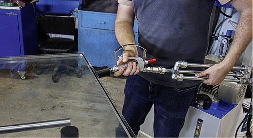 



Der Dichtstoff auf Wasserbasis stellt keine Gefährdung der Mitarbeiter an der Anlage da und verbessert so die Arbeitsbedingungen, gleichzeitig wird damit das Gesundheitsrisiko minimiert.
