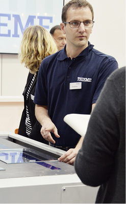 
Die Berater von Thieme unterstützen Glasverarbeiter bereits im Vorfeld eines Projekts durch Testdrucke auf ausgewählten (Glas-)Materialien.




